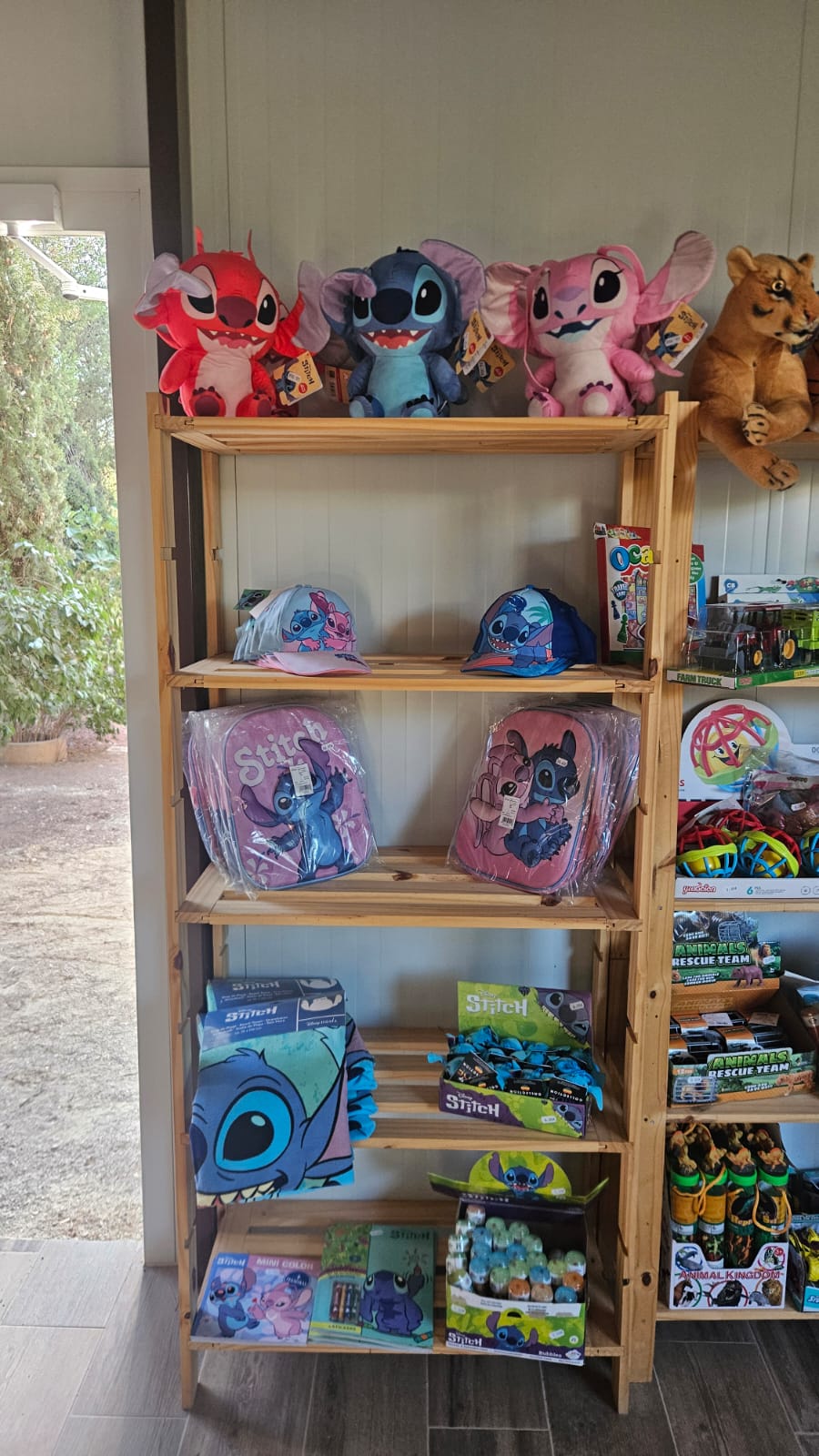 Peluches y recuerdos en la tienda