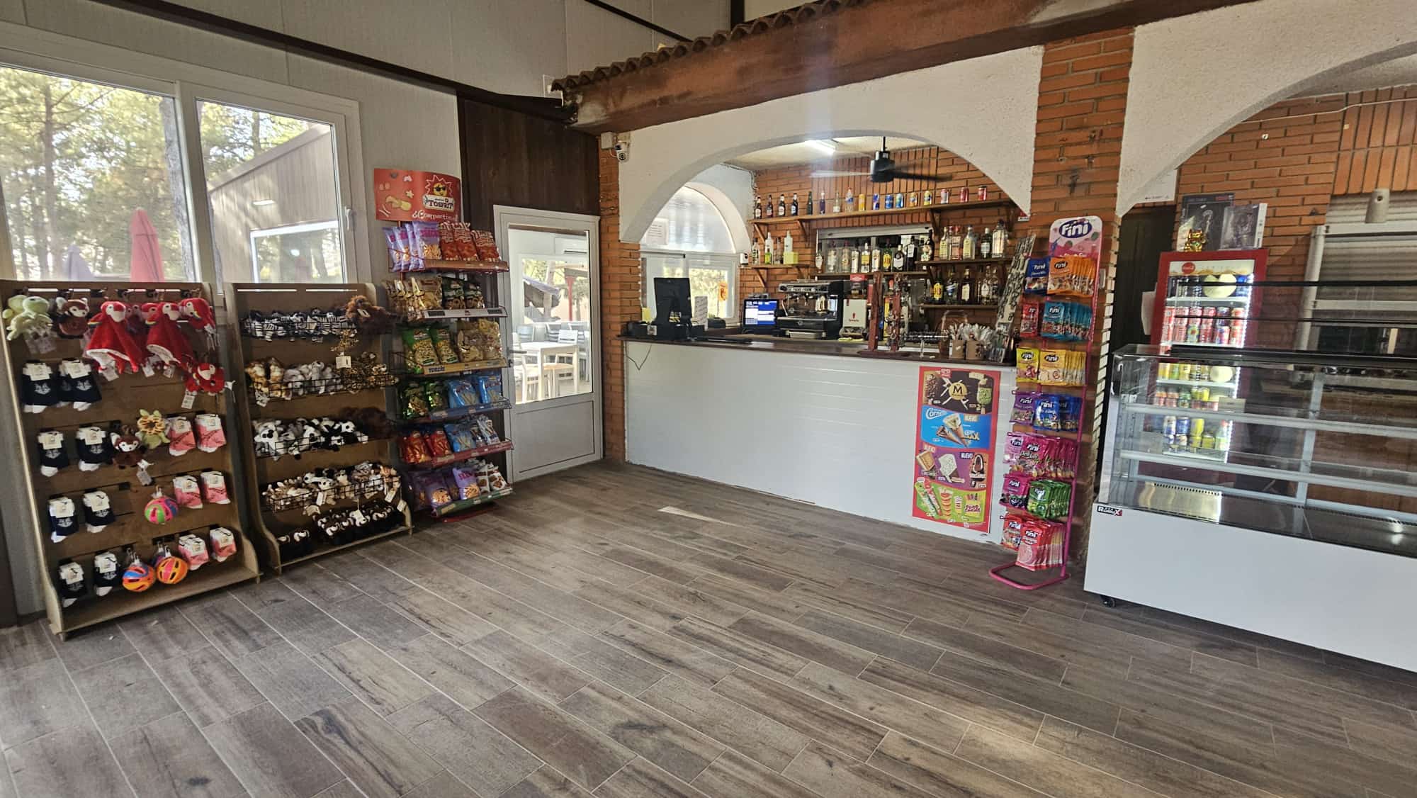 Mostrador de la cafetería junto a la tienda
